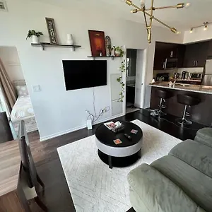  Apartment 2-bdrm And 1 Den 3 Bed With 2 Bath - Walking Distance To Scotiabank Arena, Cn Tower, Union Station, Ripleys With Free Parking